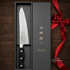 Cuchillo de chef japonés Gyuto Kokorobox de 180mm en acero AUS-10 dentro de una caja de regalo negra con lazo rojo.